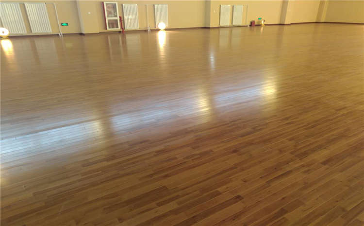 柞木羽毛球館木地板怎么維修?